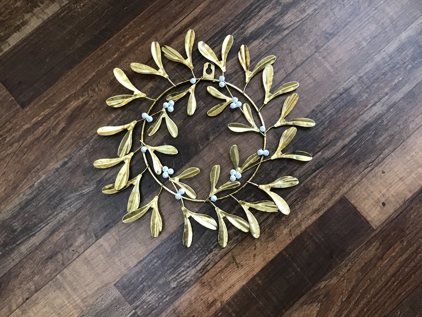 Metal mistletoe wreath 11 inches round gold tone