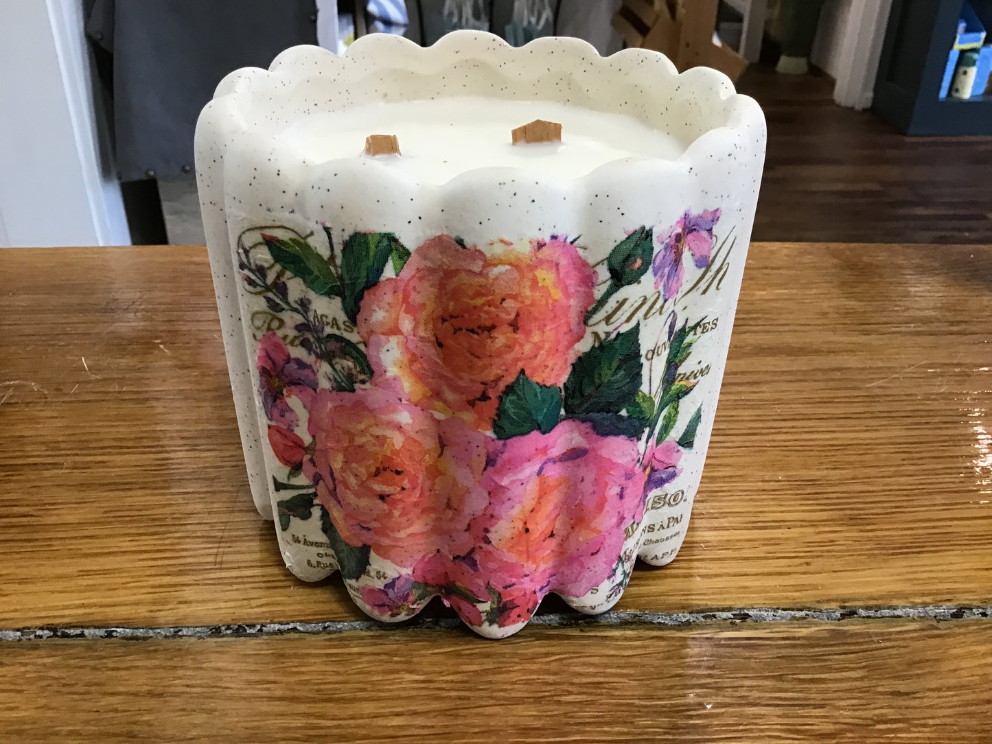 Shells and chic (floral) candle