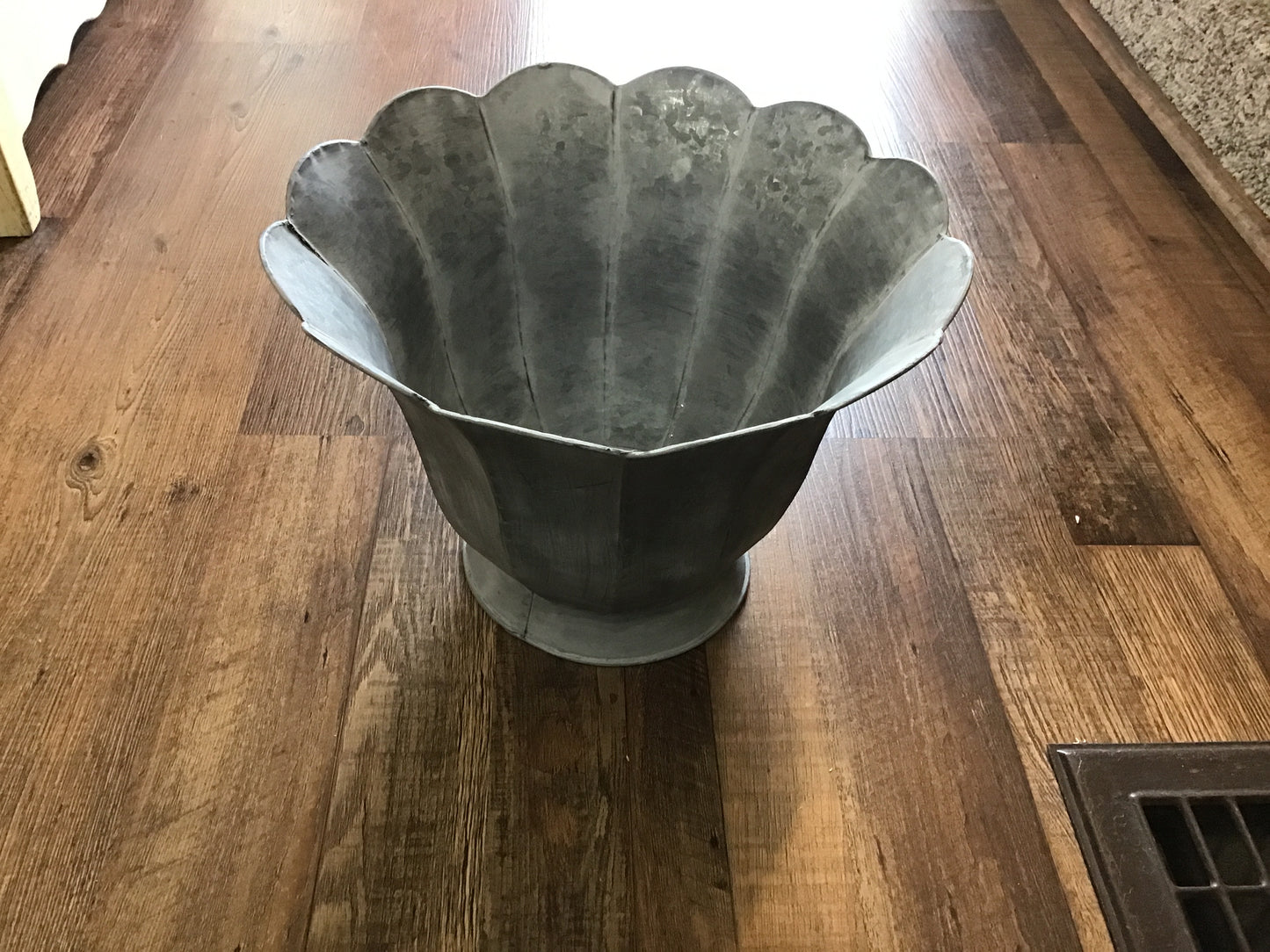 Medium trumpeter metal planter