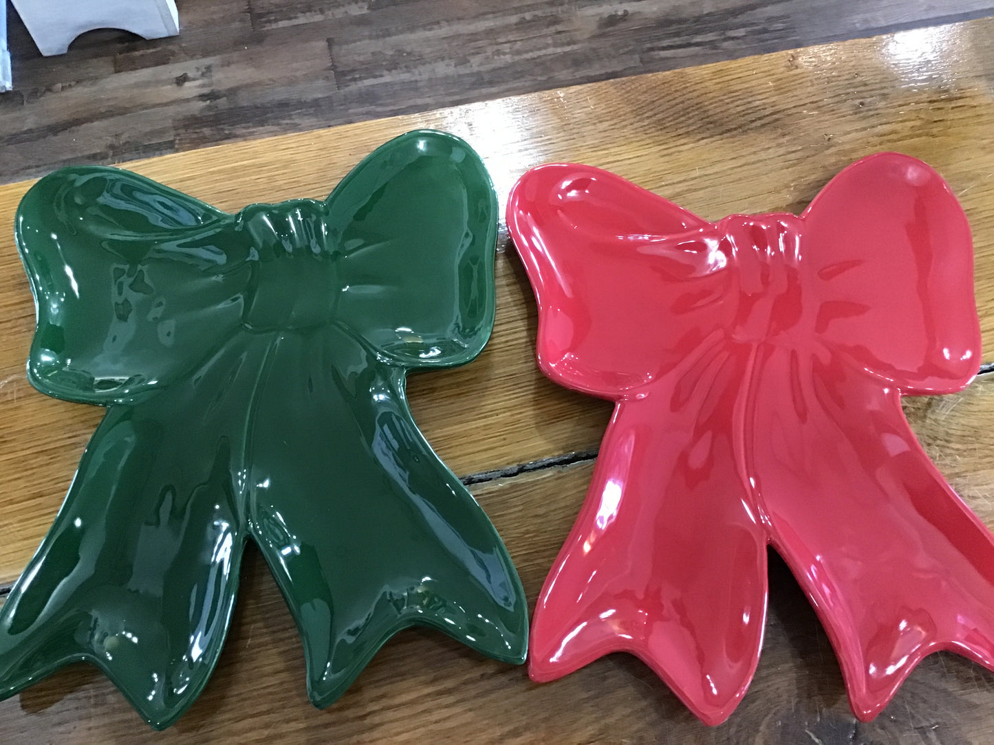 Choice of red or green sold separately bow cheese plate
