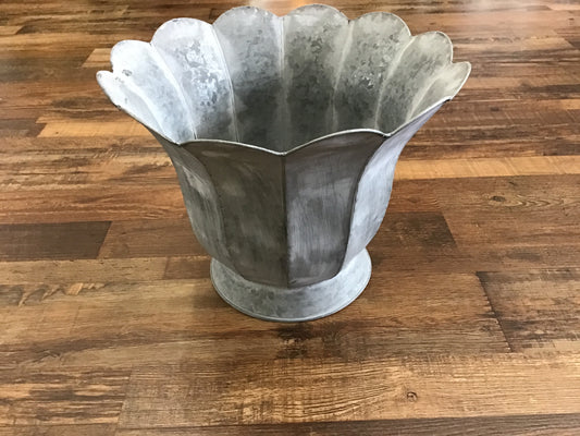 Large trumpette metal planter