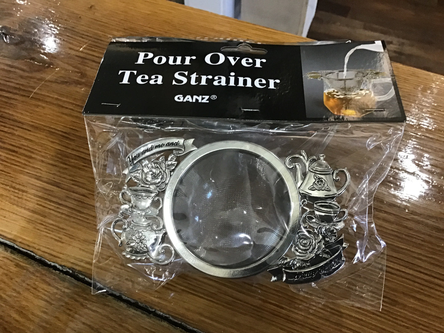 Tea strainer with teapot decor
