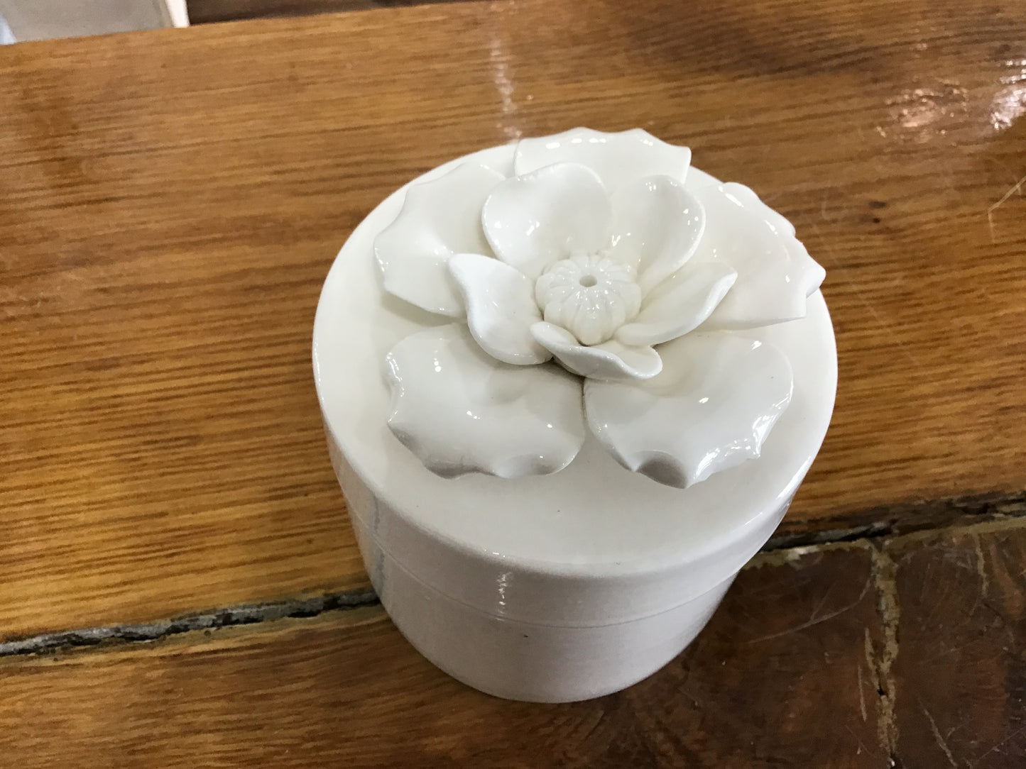 Single flower ceramic white box with lid