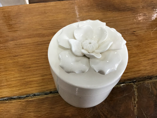 Single flower ceramic white box with lid