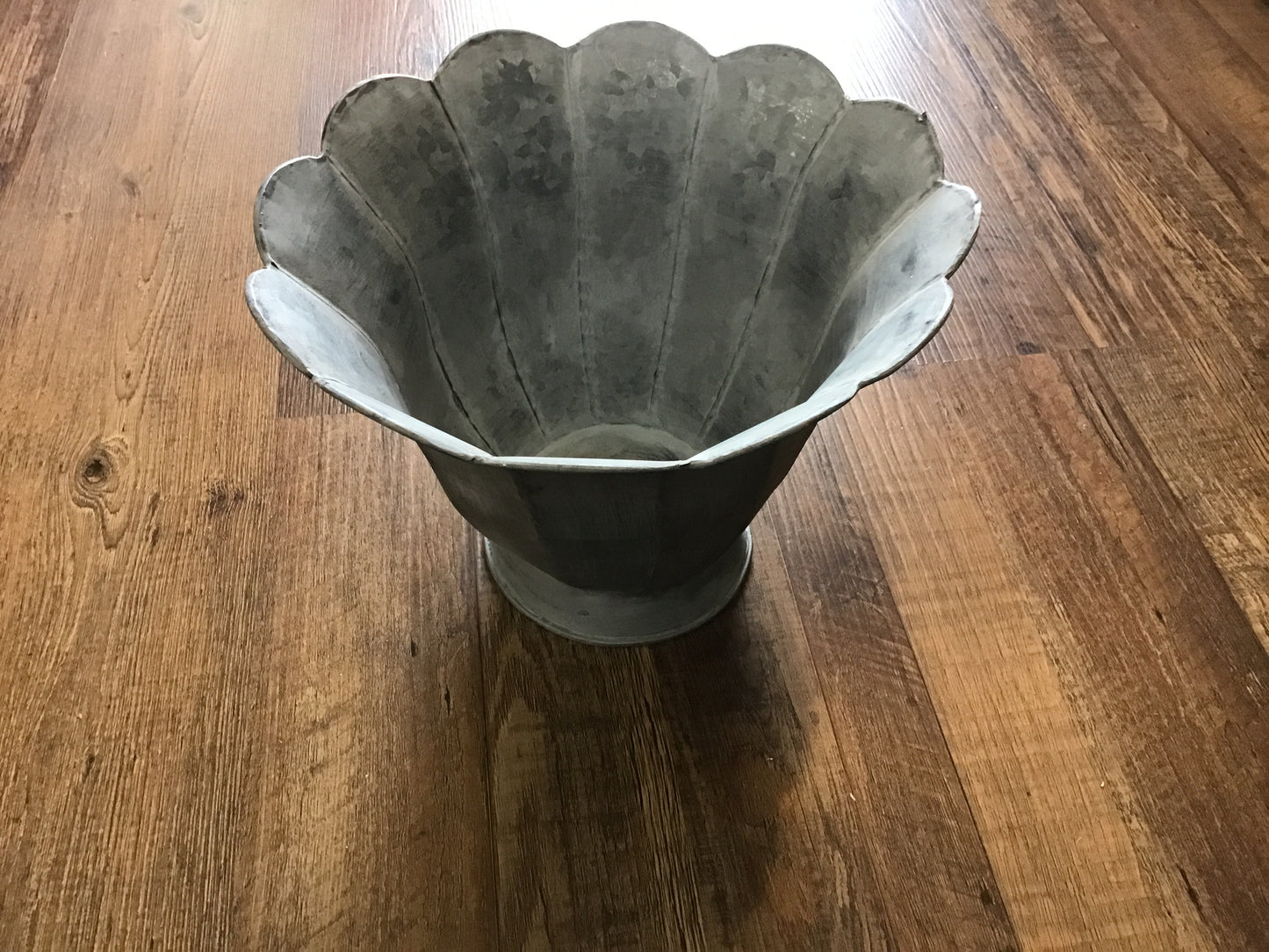 Small trumpeter metal planter