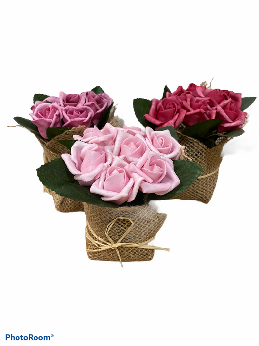 Rose bouquet in burlap